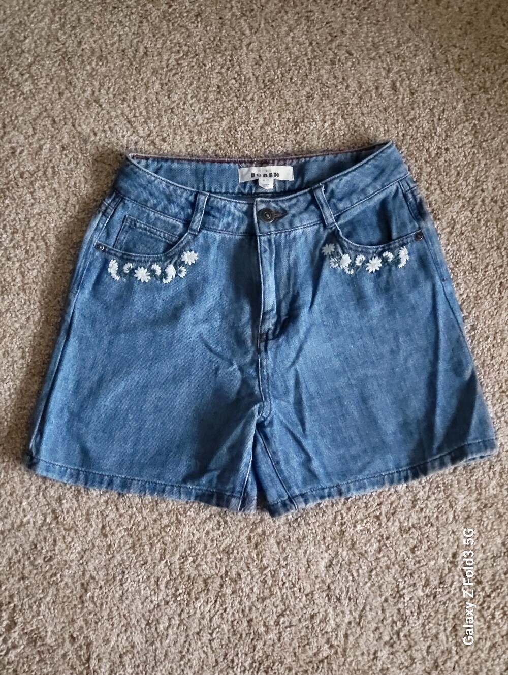 ♥️EUC♥️ Boden Girls Blue Denim Shorts with White Daisy Embroidery
